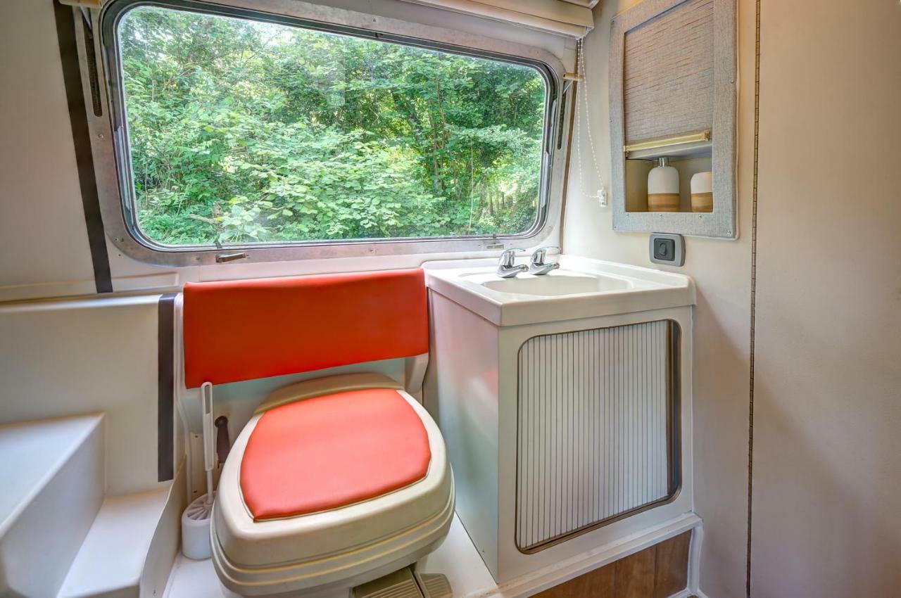 Holiday home Glamping 1970 American Airstream Motorhome Ponsanooth